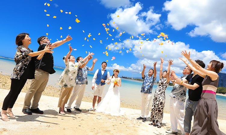 ビーチウェディング ビーチフォトプラン 二人だけのパーティー付き ハワイで結婚式 ウェディングするならロイヤルカイラ