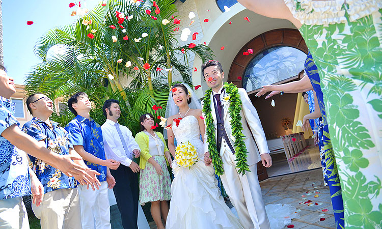 ハワイ ビーチ 結婚式 簡易な祭壇 englshom